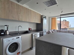 Refrigerador, microondas, horno y lavavajillas 