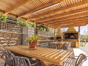 Outdoor dining - Ferienvilla "Arfna Villa B" mit privatem Pool by Interhome (Kolympia)