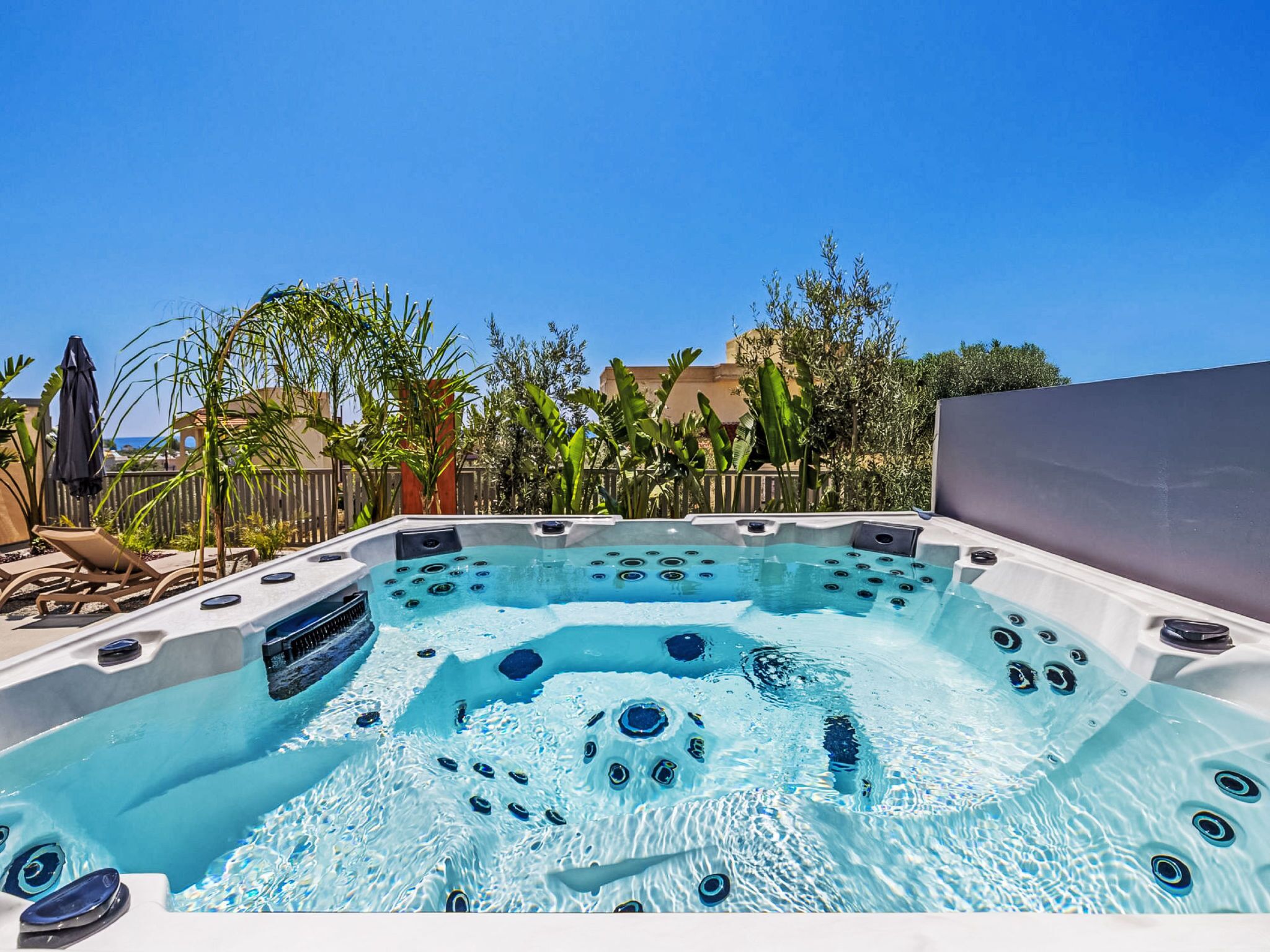 Outdoor spa tub
