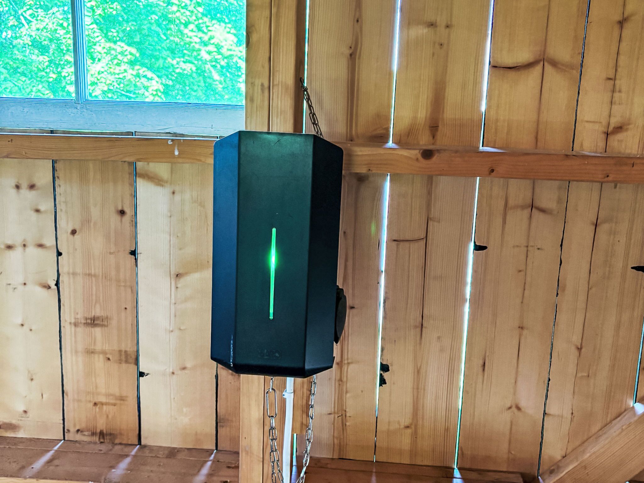 Una habitación con paredes de madera y un ventanal.