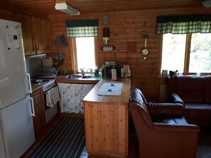 Geladeira, micro-ondas, fogão, talheres/pratos/utensílios de cozinha