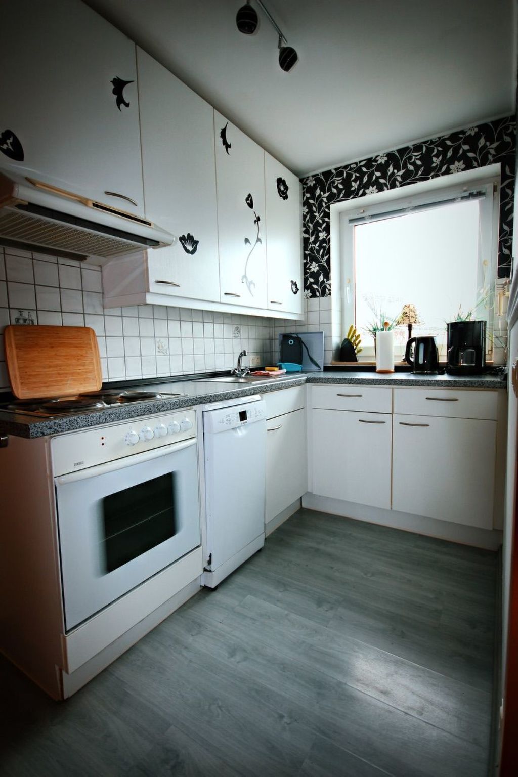Refrigerador, horno, lavavajillas y utensilios de cocina 