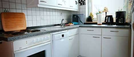 Réfrigérateur, un four, lave-vaisselle, vaisselle et ustensiles