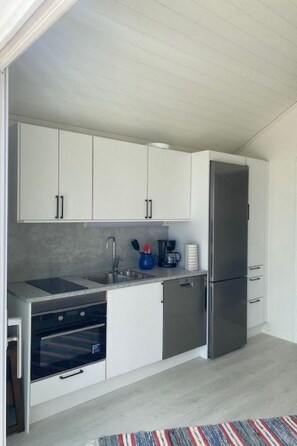 Refrigerador, horno, lavavajillas y utensilios de cocina 