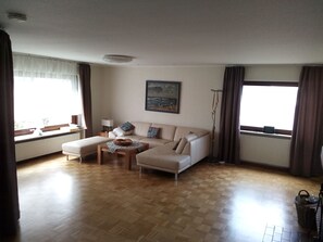 Fernseher, Kamin, DVD-Player