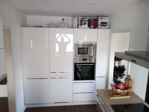 Kühlschrank, Mikrowelle, Ofen, Geschirrspüler