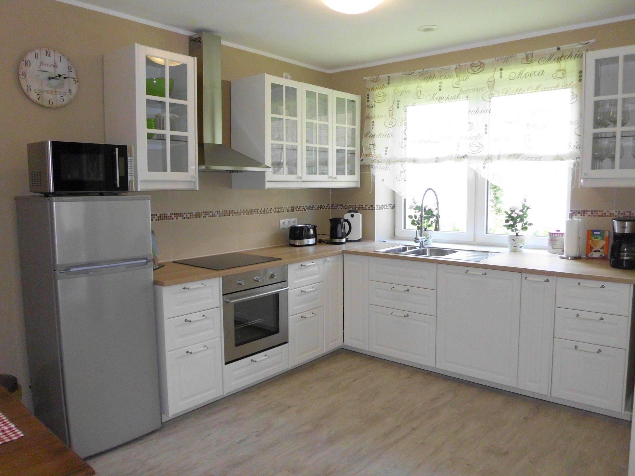 Geladeira, micro-ondas, fogão, lava-louças