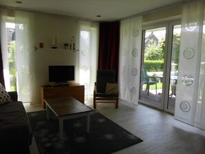DVD player - Barrierefreie FeHausHälfte mit Terrasse. by Interhome (Hasselberg)