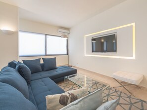 TV - Stilvolle 2 Schlafzimmer, nur wenige Schritte von Fokionos Negri by Interhome (Athen)