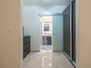 Unclassified image, 3 of 24, button - Stilvolle 2 Schlafzimmer, nur wenige Schritte von Fokionos Negri by Interhome (Athen)