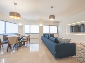 TV - Stilvolle 2 Schlafzimmer, nur wenige Schritte von Fokionos Negri by Interhome (Athen)