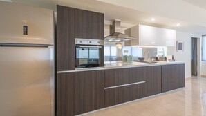 Kühlschrank, Ofen, Geschirrspüler, Kochgeschirr/Geschirr/Besteck