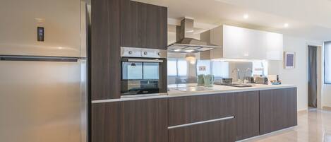 Fridge, oven, dishwasher, cookware/dishes/utensils