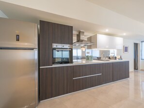 Fridge, oven, dishwasher, cookware/dishes/utensils - Stilvolle 2 Schlafzimmer, nur wenige Schritte von Fokionos Negri by Interhome (Athen)