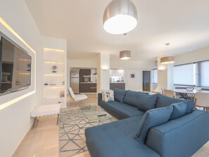 TV - Stilvolle 2 Schlafzimmer, nur wenige Schritte von Fokionos Negri by Interhome (Athen)