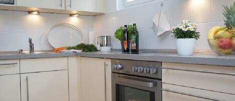 Fridge, cookware/dishes/utensils