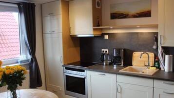 Kühlschrank, Mikrowelle, Ofen, Geschirrspüler