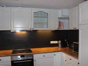 Kühlschrank, Mikrowelle, Ofen, Geschirrspüler