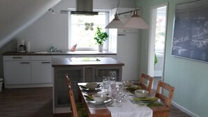Una cocina moderna con comedor.