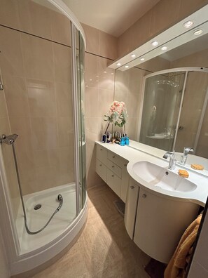 Hair dryer, towels, soap, toilet paper - Exceptional view of the port, l'Espiguette in the distance, architecture and beaches (La Grande-Motte)