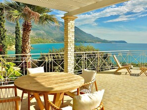 Outdoor dining - Steinvilla in Kefaloniaprivatevillas by Interhome (Argostolion)