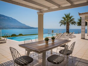 Outdoor dining - Luxusvilla Thalassa, direkt am Meer by Interhome (Argostolion)