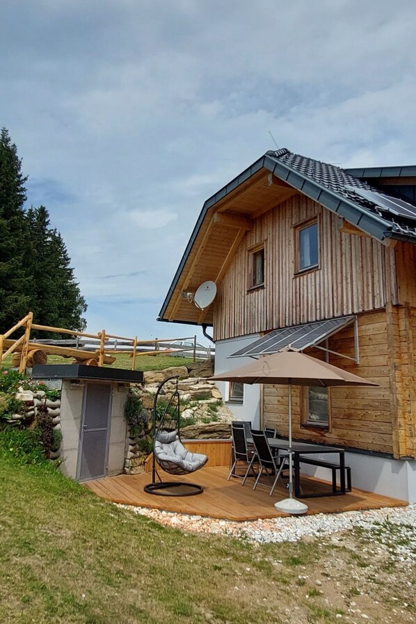 Outdoor dining - Zirbenholzalmhütte mit fantastischem Ausblick by Interhome (Klippitztörl)