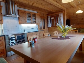 Fridge, microwave, dishwasher, cookware/dishes/utensils - Zirbenholzalmhütte mit fantastischem Ausblick by Interhome (Klippitztörl)
