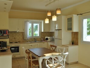 Jääkaappi, mikroaaltouuni, uuni, astianpesukone