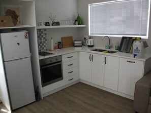 Fridge, oven, cookware/dishes/utensils - Cottage mit Bergblick by Interhome (Hermanus)