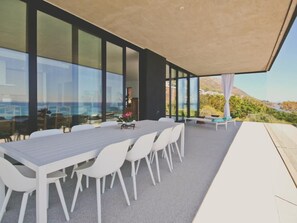 Outdoor dining - Red Rock Ocean View Villa - Baywatch Apartment by Interhome (Gordon's Bay)