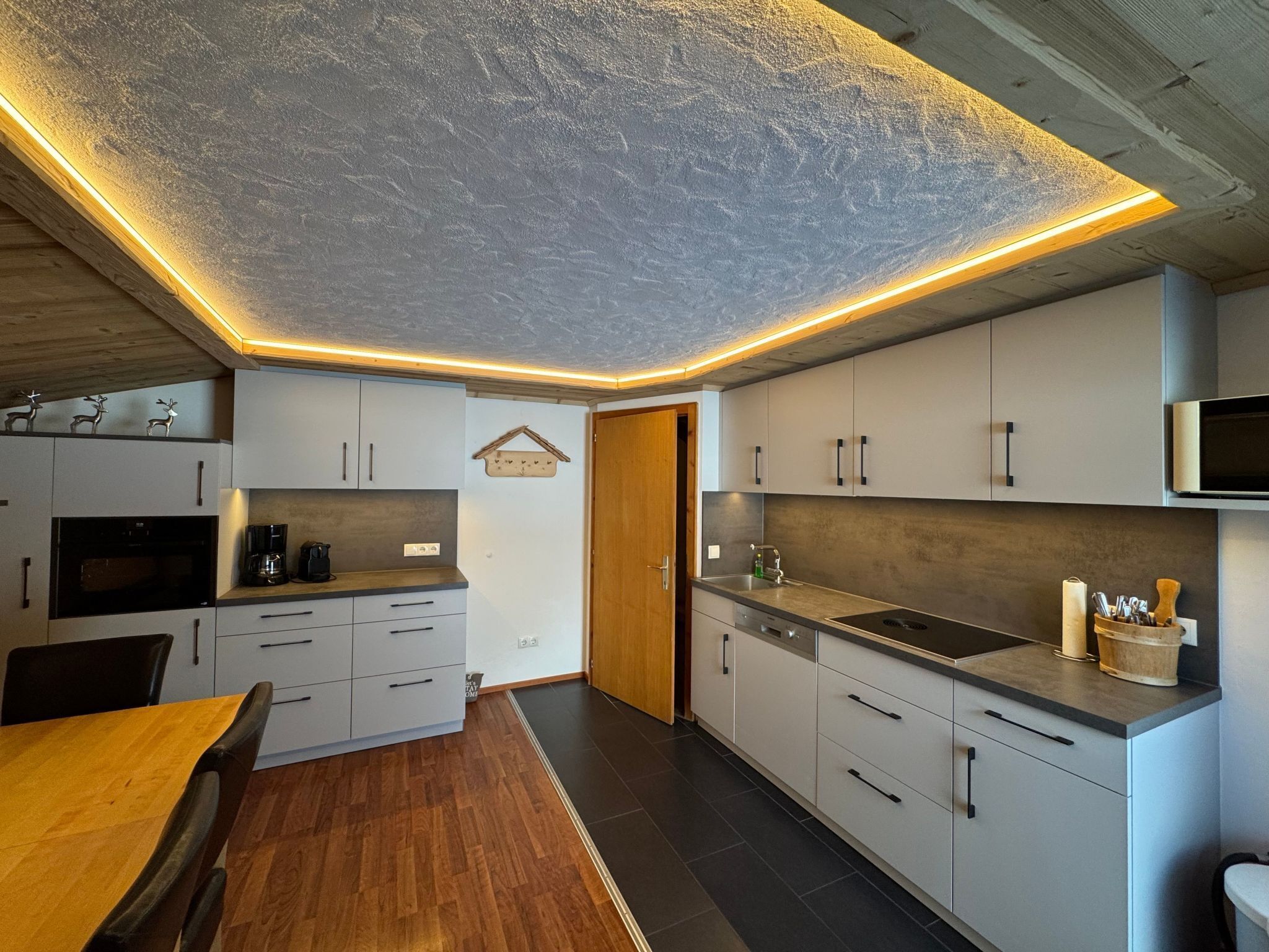 Kühlschrank, Mikrowelle, Ofen, Geschirrspüler