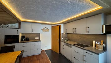 Kühlschrank, Mikrowelle, Ofen, Geschirrspüler