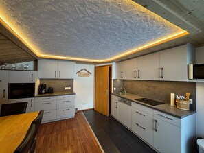 Kühlschrank, Mikrowelle, Ofen, Geschirrspüler