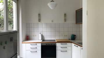 Kühlschrank, Ofen, Geschirrspüler, Kochgeschirr/Geschirr/Besteck