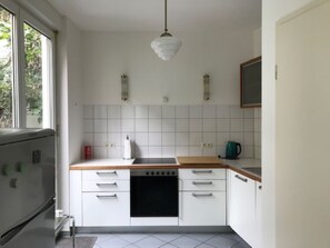 Kühlschrank, Ofen, Geschirrspüler, Kochgeschirr/Geschirr/Besteck