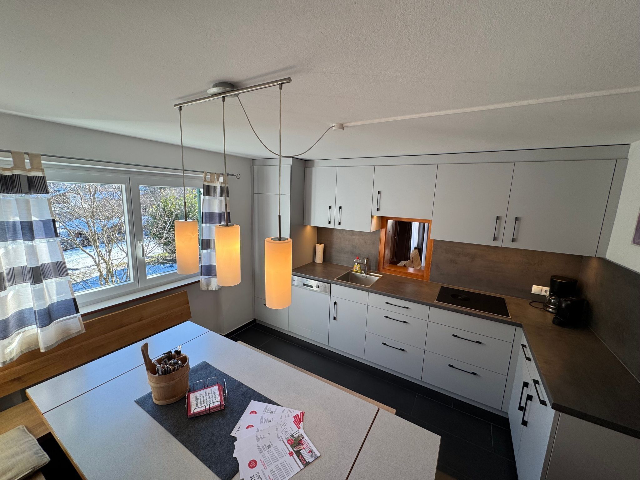 Kühlschrank, Mikrowelle, Geschirrspüler, Kochgeschirr/Geschirr/Besteck