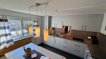 Kühlschrank, Mikrowelle, Geschirrspüler, Kochgeschirr/Geschirr/Besteck