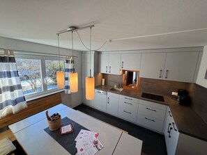 Kühlschrank, Mikrowelle, Geschirrspüler, Kochgeschirr/Geschirr/Besteck