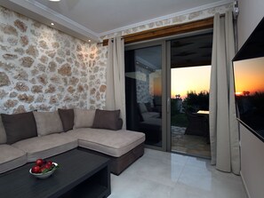 TV - Charmante Villa Irida in der Nähe von Kathisma Mylos Strand by Interhome (Aj. Nikitas)