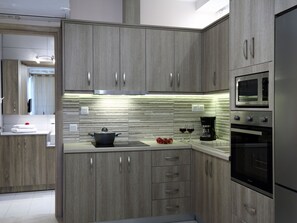 Fridge, microwave, oven, cookware/dishes/utensils - Charmante Villa Irida in der Nähe von Kathisma Mylos Strand by Interhome (Aj. Nikitas)