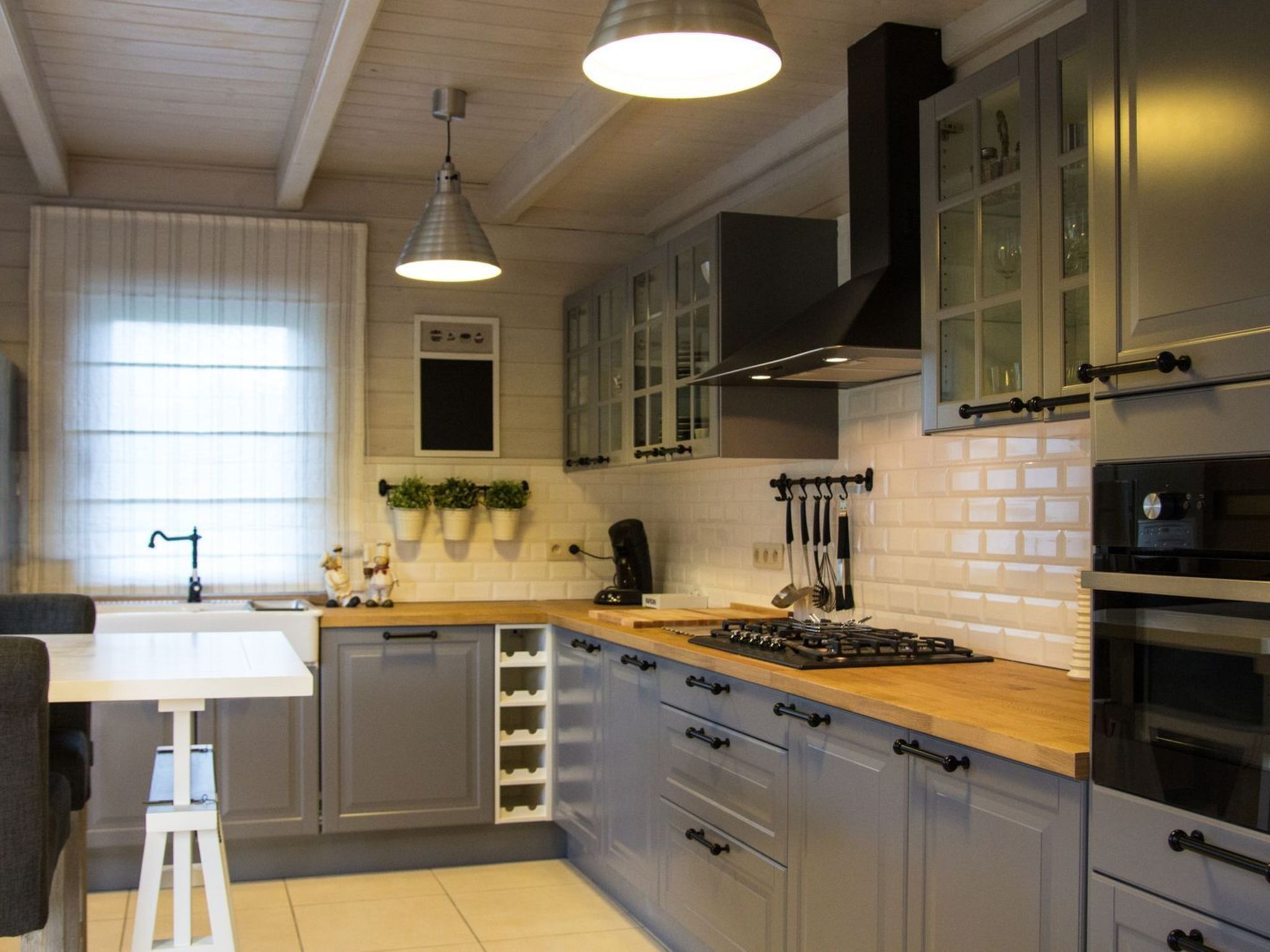 Een koelkast, een microgolfoven, een oven, een vaatwasser