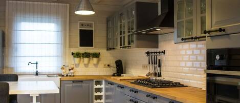 Een koelkast, een microgolfoven, een oven, een vaatwasser