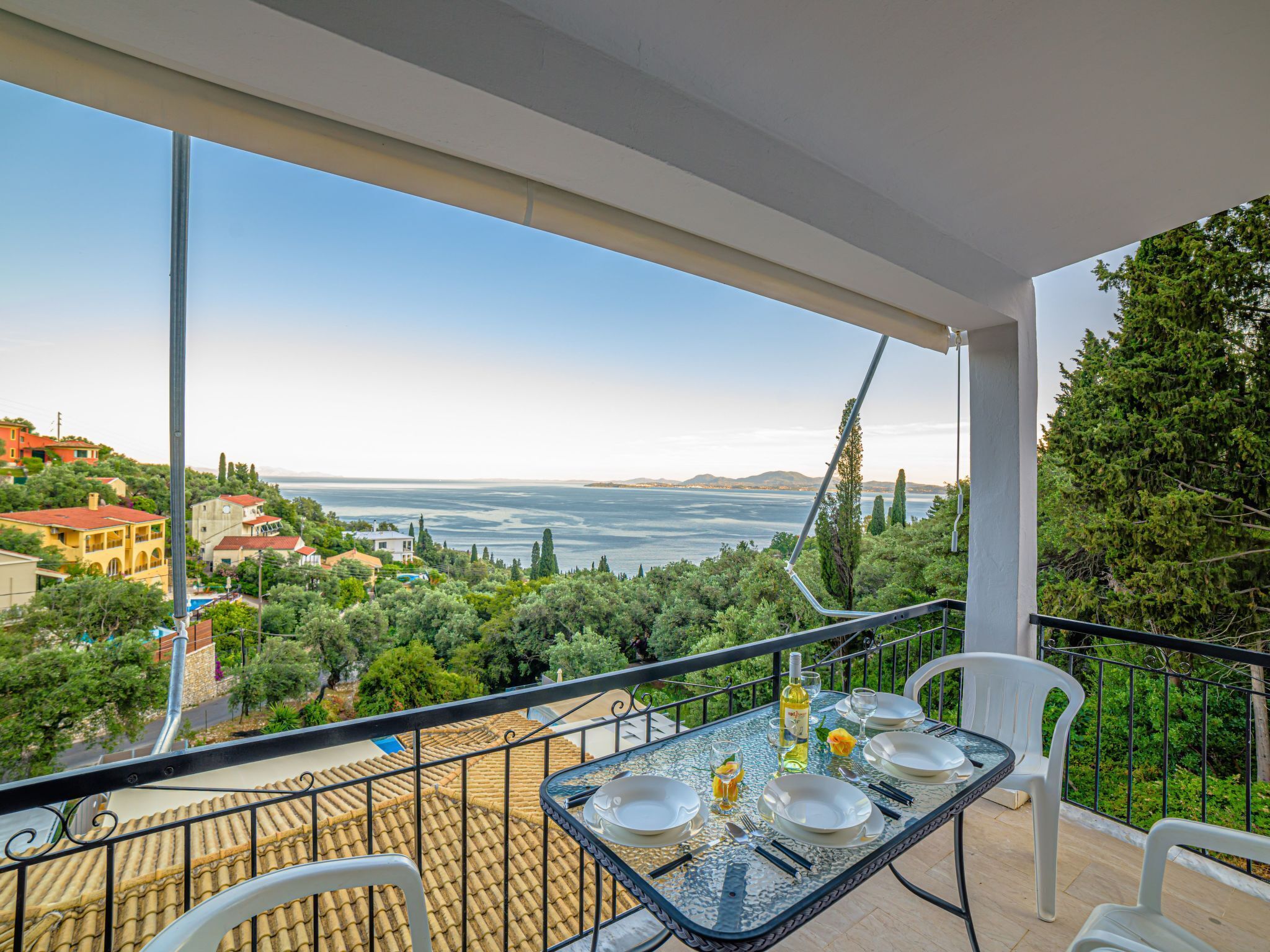 屋外ダイニングエリア