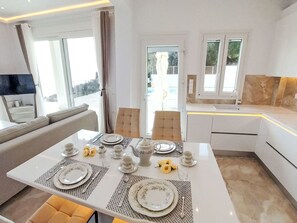 Dining - in Nisaki mit Pool by Interhome (Kalami)