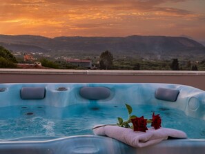 Outdoor spa tub - "Villa Aladanos" mit privatem Pool by Interhome (Kalami)
