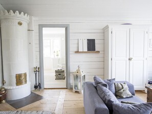 Tv, eldstad och dvd-spelare