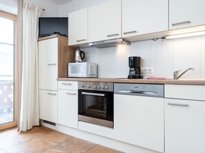 Refrigerador, microondas, horno y lavavajillas 