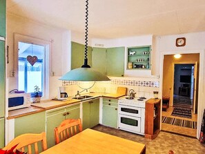 Kühlschrank, Mikrowelle, Ofen, Kochgeschirr/Geschirr/Besteck