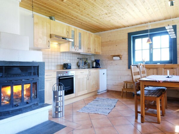 Fridge, oven, cookware/dishes/utensils